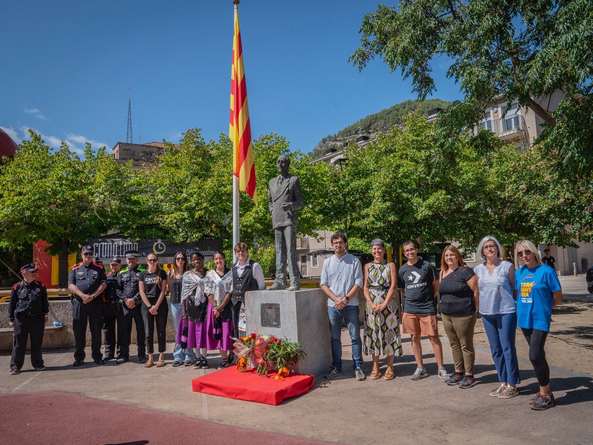 Ofrena floral, a l'acte Institucional de l'Ajuntament de <a href="/AjCastellbell/">Aj. Castellbell</a> amb motiu de la #Diada Nacional de #Catalunya.

#ProteccióCivil 🟧🟦🟧🟦🟧🟦🟧
#GuardiaMunicipal 
#CastellbelliElVilar #Bages
<a href="/emergenciescat/">Protecció civil</a>

#11setembre
#Diada2024 
#diadanacionaldecatalunya