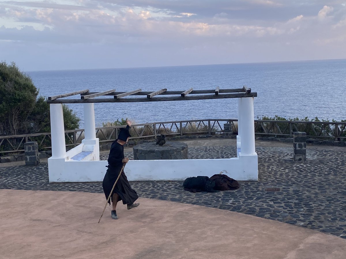Molto suggestivo lo spettacolo inaugurale del #SalinaDocFest.
“Polifemo Innamorato”, il Cunto di Giovanni Calcagno dedicato all’amore del Ciclope per Galatea con le musiche di Puccio Castrogiovanni e lo sfondo del mare delle #IsoleEolie

Natura e Cultura