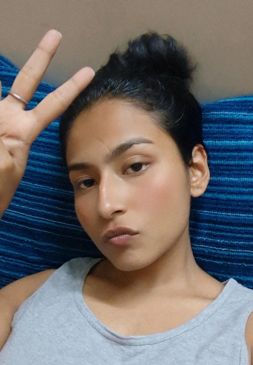 tiashasom's tweet photo. Turned 25. Yay (with fake excitement) ✌️ https://t.co/nLHOEUFqeN