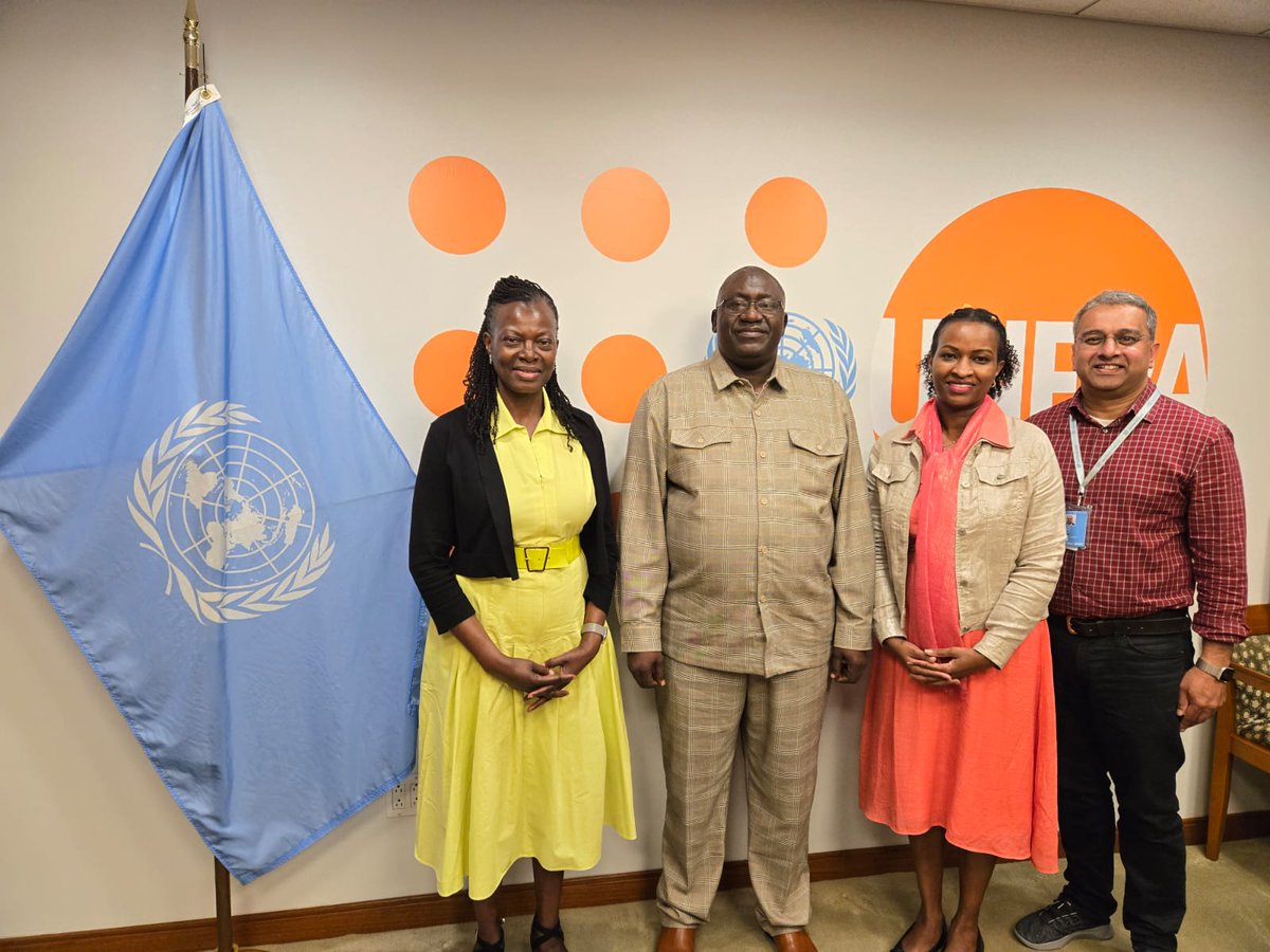PopDevUNFPA's tweet photo. The @UNFPA Data and Analytics branch met with Mr. Mohamed Massaquoi, Director General of #SierraLeone's National Civil Registration Authority.
Discussions focused on supporting the development of a 5-year National Civil Registration and Vital Statistics Strategic Plan. #CRVS https://t.co/Hdcj5nR6FF