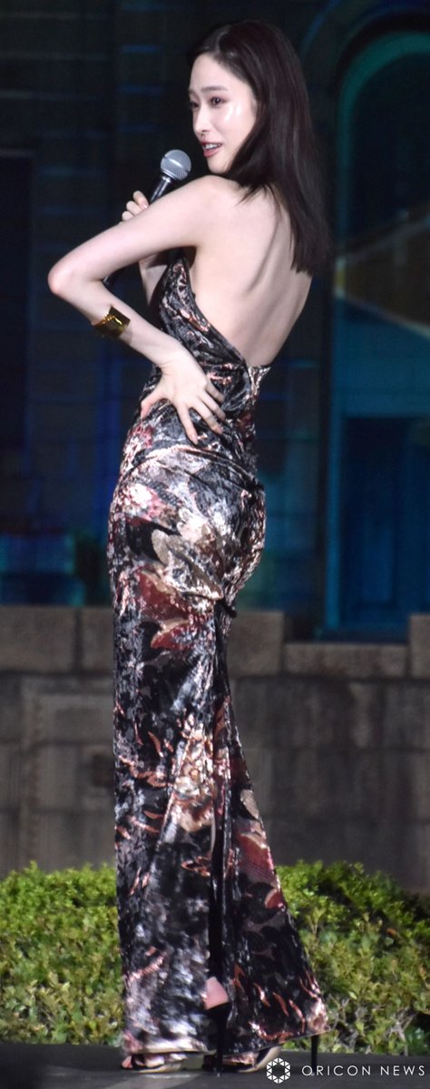 新闻】高橋ひかる、妖艶なピタピタドレス姿 見返り美人でセクシーに