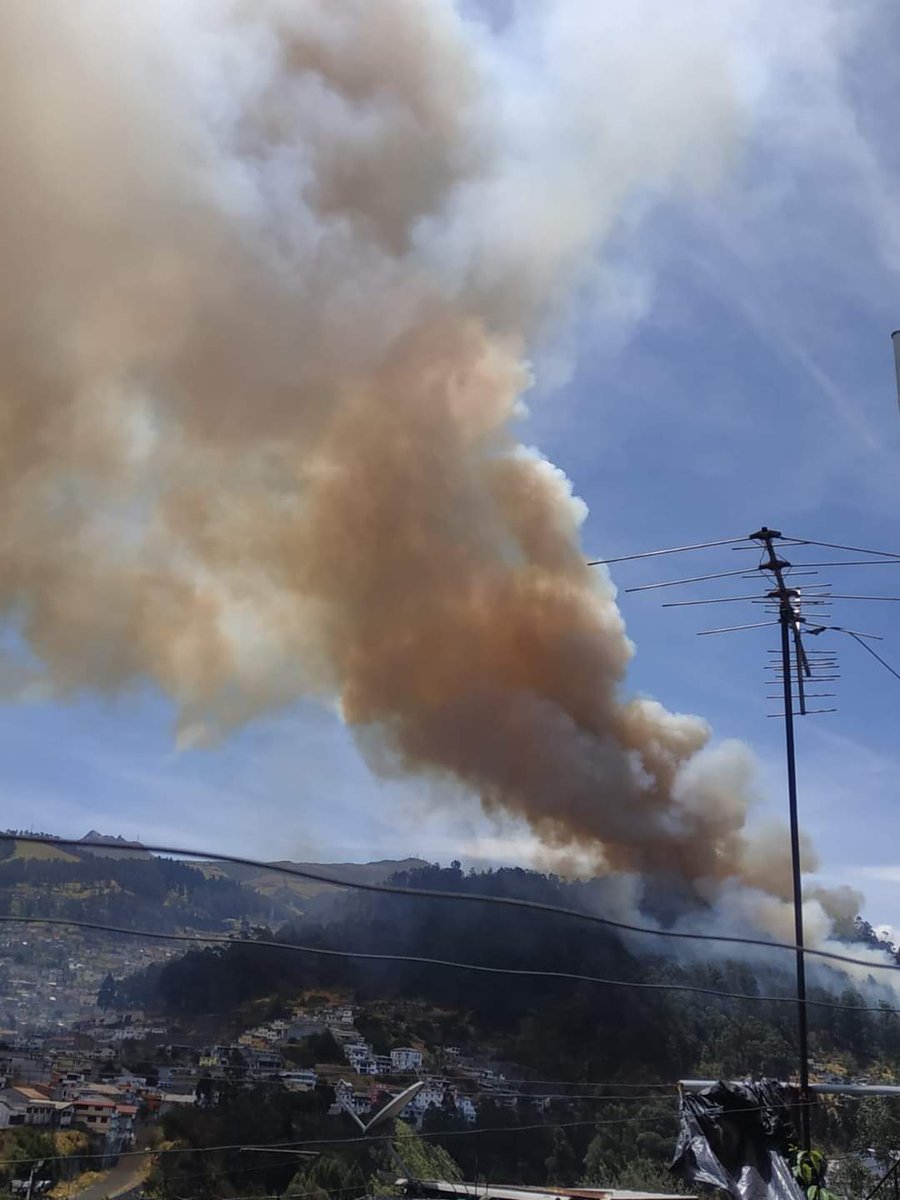 DefensaCHQ's tweet photo. 🚨 ¡A esta hora, Incendio en el Panecillo!🚨
La falta de empatía con la vida, los habitantes, y las escasas políticas sobre territorio para la prevención y mitigación de riesgos.

#PatrimonioCHQ #DefensaCHQ https://t.co/iYCqFmwSyQ
