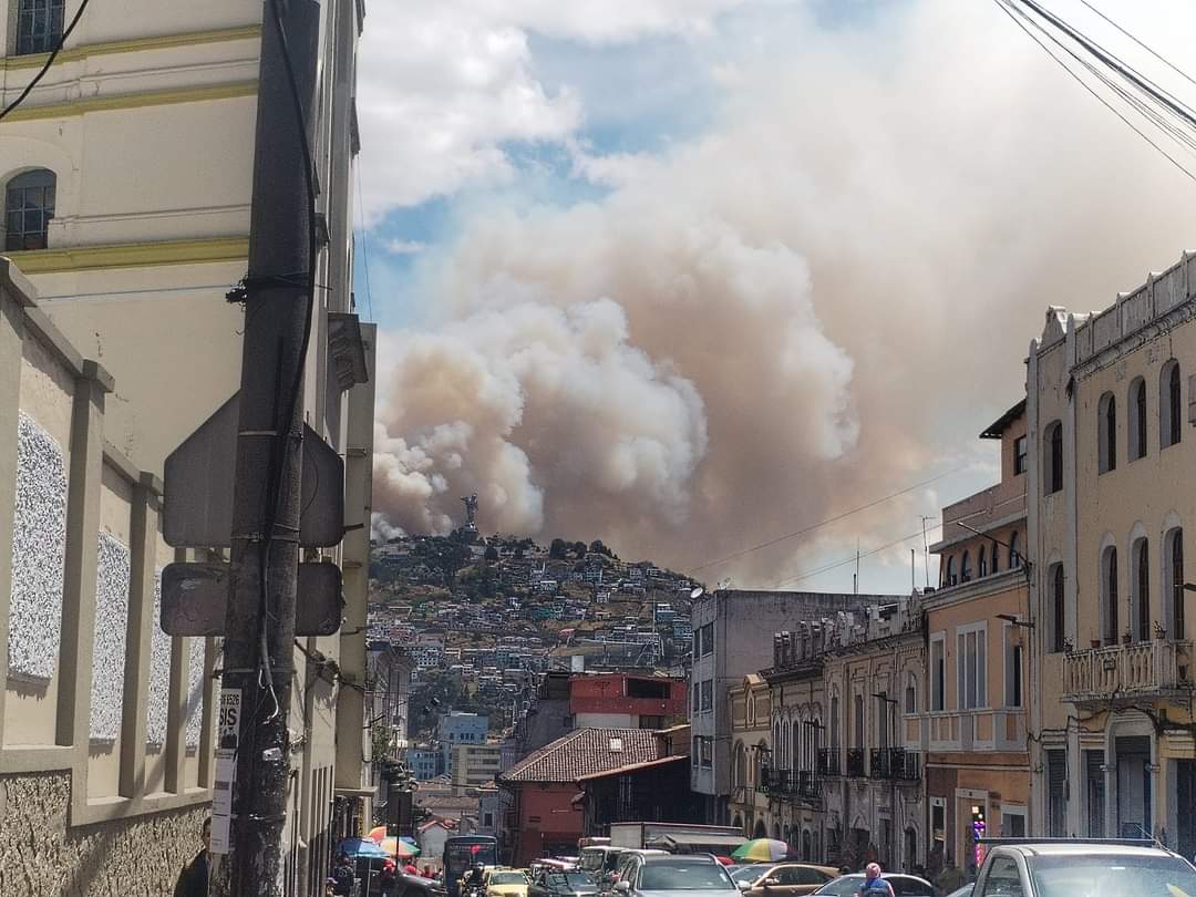DefensaCHQ's tweet photo. 🚨 ¡A esta hora, Incendio en el Panecillo!🚨
La falta de empatía con la vida, los habitantes, y las escasas políticas sobre territorio para la prevención y mitigación de riesgos.

#PatrimonioCHQ #DefensaCHQ https://t.co/iYCqFmwSyQ