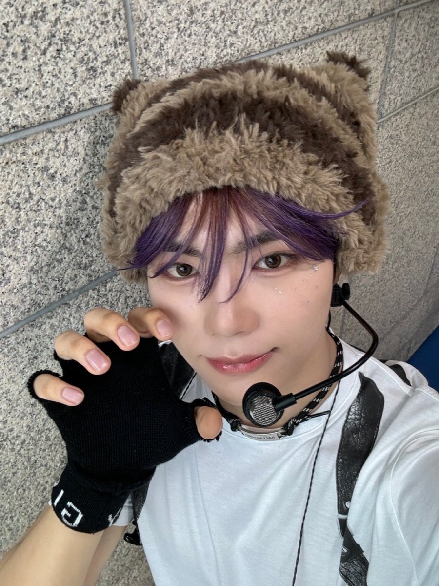 zb1nextdoor's tweet image. his ult bias                    him 😋