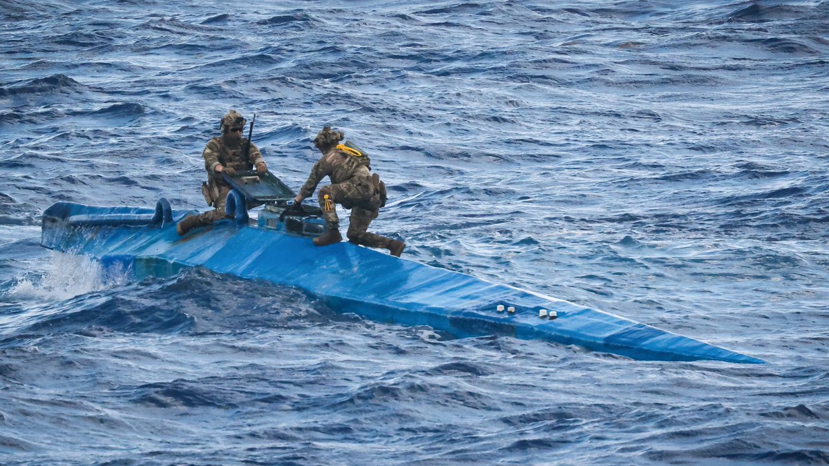 🚨| URGENTE: DURÍSIMO GOLPE A DIOSDADO CABELLO. La Royal Navy del Reino Unido y EEUU capturan su primer narcosubmarino en el Mar Caribe. El HMS Trent incautó 2 toneladas de cocaína a 190 millas al sur de Dominicana cerca de Venezuela. 🇻🇪 ¿Dirá Diosdado que es un “falso positivo”?