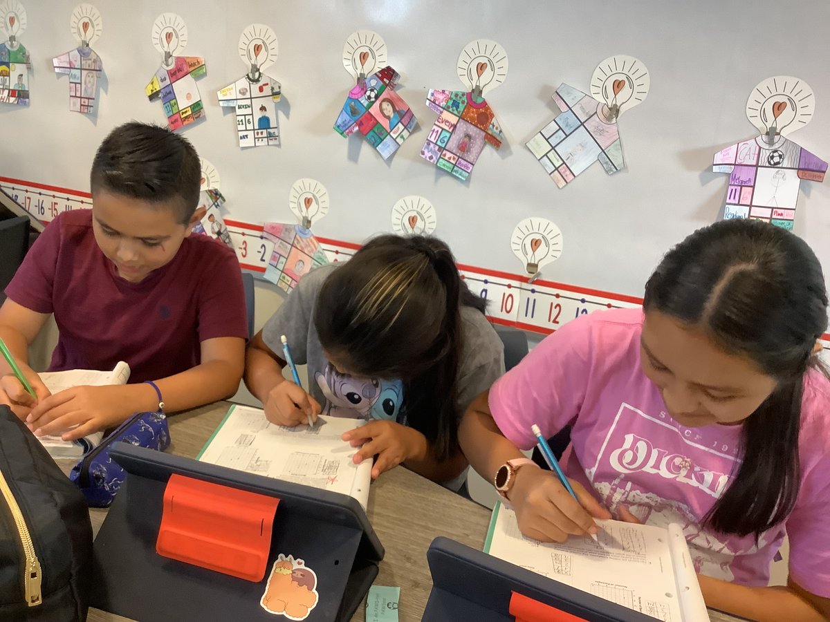 AlisonBento7's tweet photo. Reveal translates practice in Spanish for these heard working students collaborating to support one another. @svpanthers_lh @DrCarlosLHCSD https://t.co/RcaaqRabZa