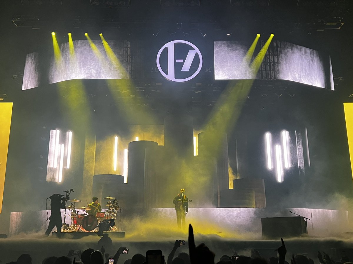 Avidpokerplayer's tweet photo. Another incredible show by the boys! They will never disappoint and always give their all every show! Thanks again @tylerrjoseph @joshuadun @twentyonepilots #clancyorlando https://t.co/eY9UKJNRzc