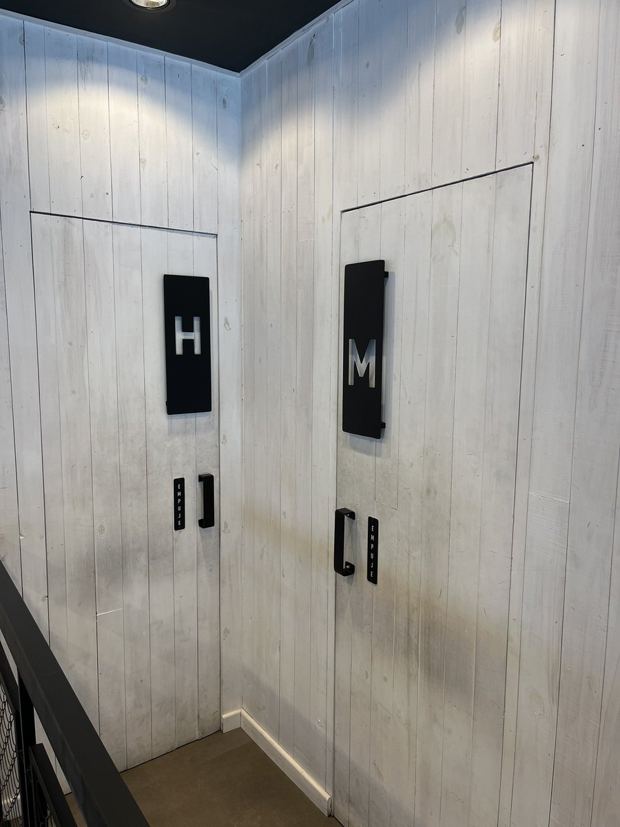 No se dan una idea lo que nos cuesta a los veterinarios determinar cuál es el baño de Machos y cuál el de Hembras…