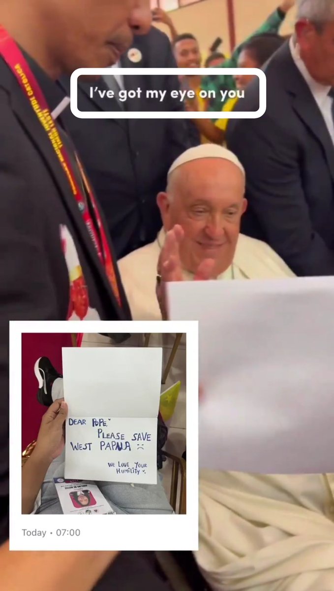 kepuana's tweet photo. Paus Fransiskus ke Timor Leste mnjd momen pnting bg aktivis ntuk mnyampaikn proposal atas prjuangn kemerdekaan West Papua. 

Seorg aktivis mmbawa catatan yg bertuliskn "DEAR POPE PLEASE SAVE WEST PAPUA" We Love Your Humility". Didoakn oleh Paus Fransiskus "I'VE GOT MY EYE ON YOU" https://t.co/fcuyFZx3CH