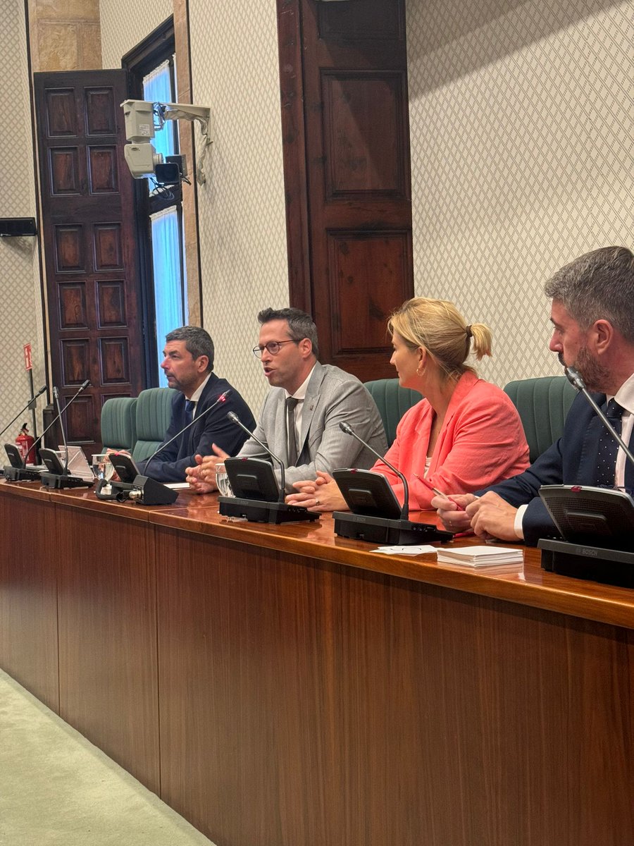 És un honor per mi poder ser el President de la Comissió d'Economia del <a href="/parlamentcat/">Parlament de Catalunya</a> i vull agrair sincerament al meu grup <a href="/socialistes_cat/">Socialistes PSC/❤</a> i <a href="/UnitsCat/">Units per Avançar</a>, i també a la resta de grups, que m'hagin fet confianca per assumir aquesta responsabilitat. #UniriServir #ElGovernDeTothom