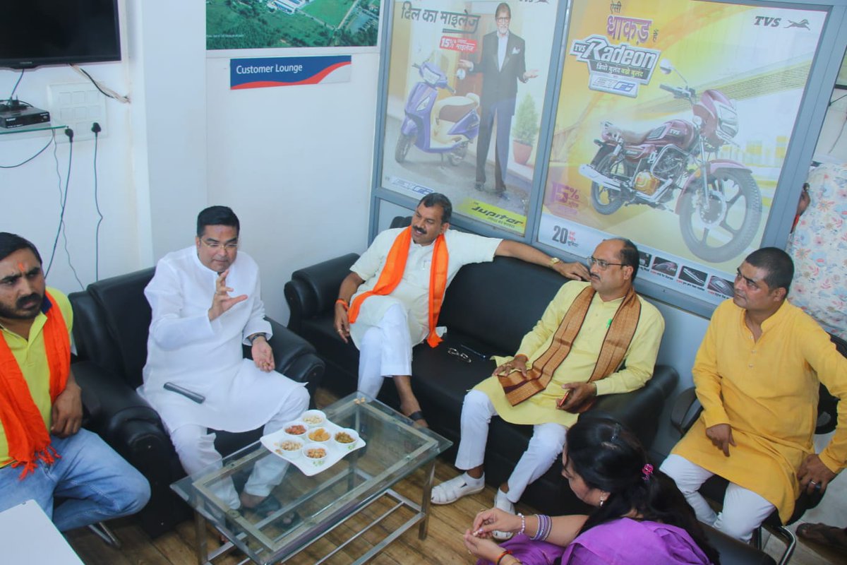 Rikesh_SenBJP's tweet photo. आज दल्ली राजहरा एवं सर्किट हाउस बालोद में भाजपा के वरिष्ठ सदस्यों एवं कार्यकर्ता साथियों से भेंट कर देश के  विकास की मजबूत नींव तैयार करने के लिए चलाए जा रहे भाजपा सदस्यता अभियान को लेकर चर्चा की।

इस दौरान दल्ली राजहरा एवं बालोद के भाजपा कार्यकर्ता साथियों एवं वरिष्ठ सदस्यों ने पुष्प गुच्छ व माला पहनाते हुए सम्मानित किया। 

इस सम्मान के लिए आप सभी साथियों का हृदय से धन्यवाद।
#BJPMembershipDrive2024
#BJPSadasyata2024 #Vaishali_Nagar_ka_nayak 
#Rikesh_Sen #Vaishali_Nagar #Chhattisgarh #reels #trending #trendingsongs #bjp_chhattisgarh #bjp #SushashanKaSuryoday #वैशाली_नगर_का_बेटा #छत्तीसगढ़ #भाजपा_सरकार #भाजपा_का_कमल #सुशासन_का_सूर्योदय