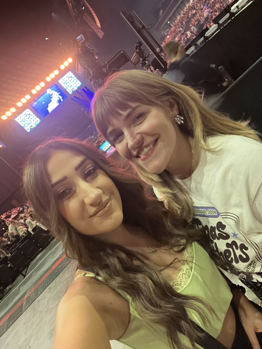 xSophieLewis's tweet photo. Screaming and crying. @bexcoen 😭❤️ https://t.co/k7l10rHdit