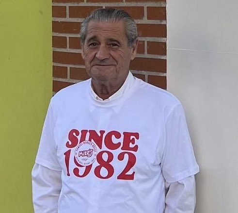 mamatayoe's tweet photo. Nos unimos a las condolencias por el fallecimiento de Miguel García, fundador de Mike’s

Colaboramos, cuando nosotros empezábamos allá por 1992, con Papagayo’s y lo hizo con una generosidad que nunca hemos olvidado

Una persona muy querida sin duda

DEP https://t.co/6Rsh0CJC09