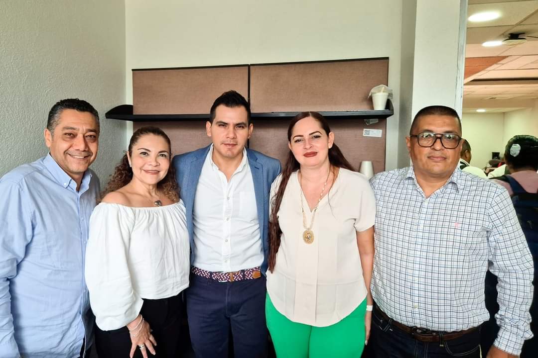YasirDeloya's tweet photo. Hicimos entrega del 6° Informe de Gobierno al @congresogro ante el  Presidente de la Mesa Directiva el diputado Jesús Parra García, agradezco a los diputados Beatriz Vélez Núñez, Ma del Pilar Vadillo Ruiz, Victor Hugo Vega Hernández, Bulmaro Torres Berrum, Alejandro Bravo Abarca, https://t.co/aMF9qm8jgf
