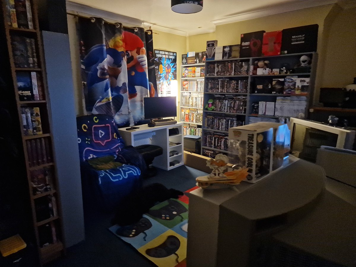 GamersPardise's tweet image. Well kids are in bed. It's cold outside (getting down to 1c) 

So going to chill in here tonight with a glass of whisky. Nice to enjoy this room after the work on it this week. Still more to do though

Now what to play hmmm.

#gamesroom #retrogaming #retrogames #GamersUnite