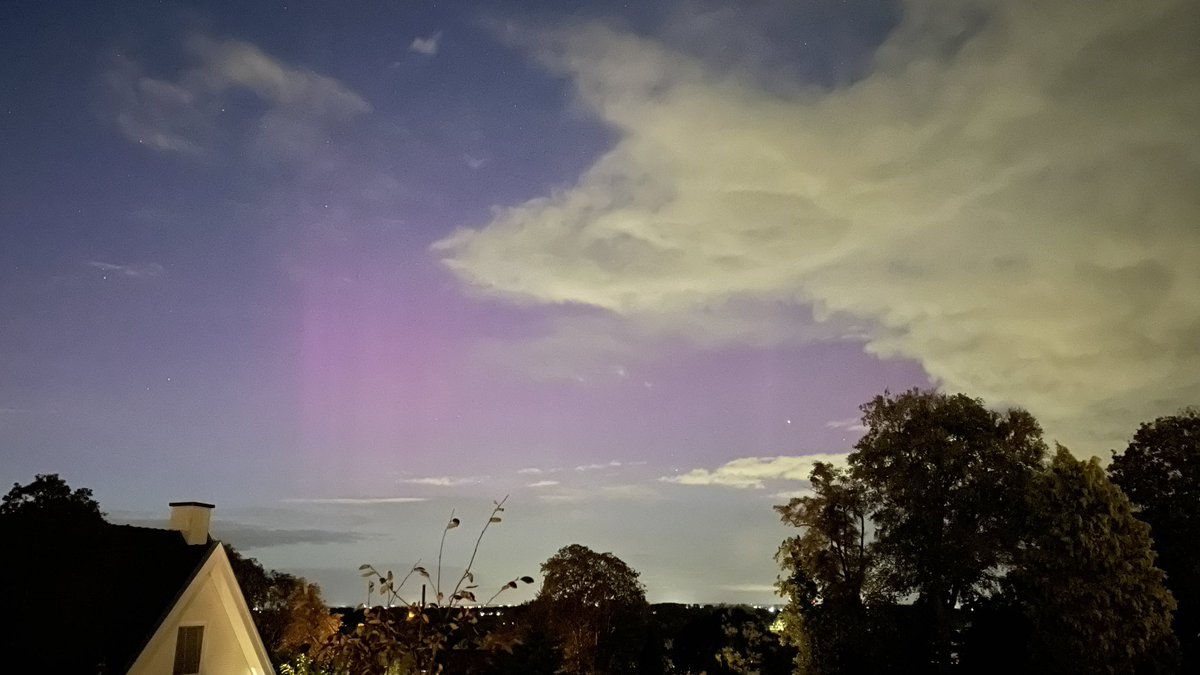 johan_vanhelden's tweet photo. @StormchaserNL De telefoon lijkt bij Nijmegen wat te zien https://t.co/x0AalrY5zH