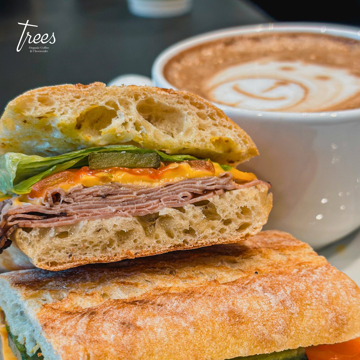 Transform your lunch! 😍
Savour the classic combination of juicy roast beef, melty cheddar cheese, crisp pickles, and fresh romaine lettuce, all nestled inside a crusty, freshly baked baguette. Get yours today! 🥪