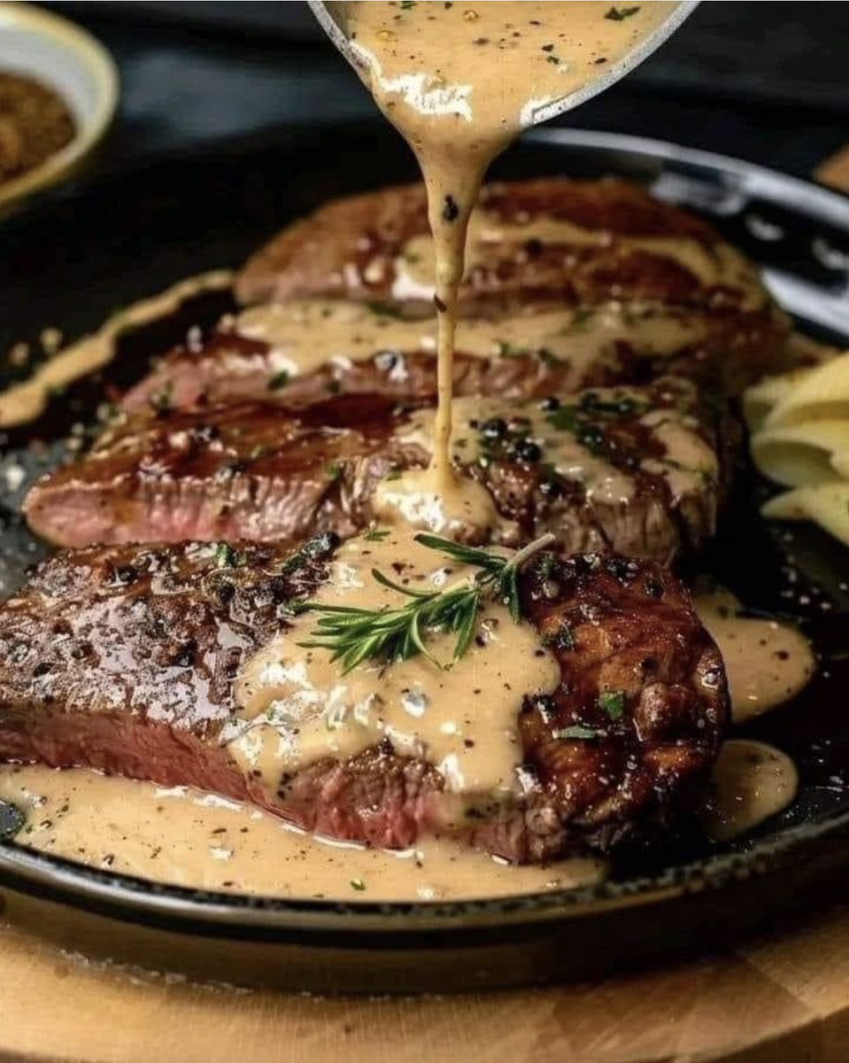 FoodPleaser's tweet photo. Steak with creamy peppercorn sauce 🥩 https://t.co/zxeCEjRwPN