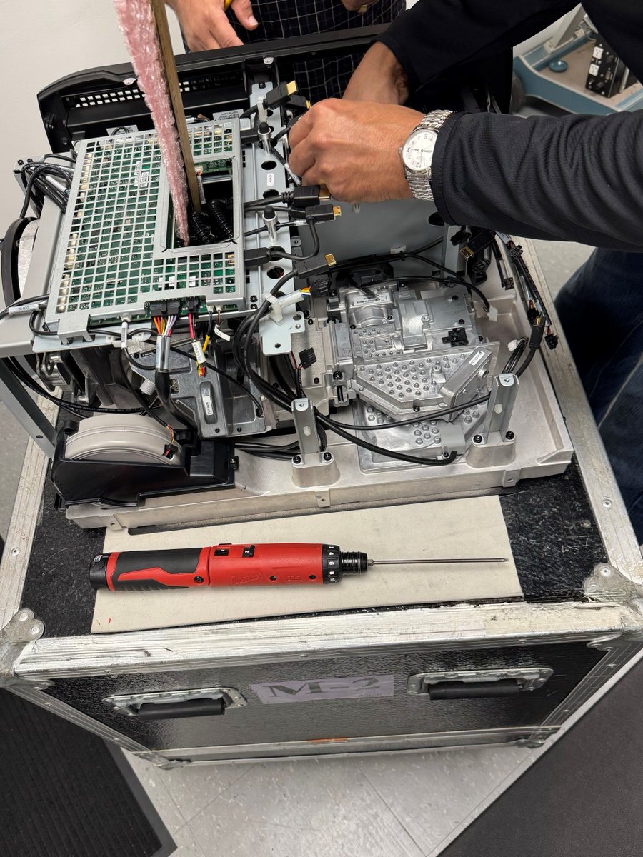 MegaTechCA's tweet image. It&apos;s always a repair day at MegaTech 😉

#projector #projectorrepair #audiovisual #electronics #experts