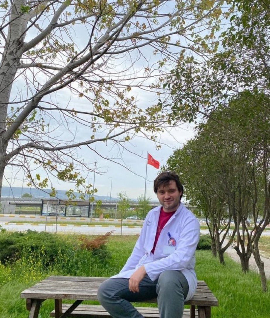 antihistamink's tweet photo. 2 ay önce Dokuz Eylül Üniversitesinde gencecik bir meslektaşımız, plastik cerrahi asistanı Uğurcan Ağcaoğlu hastanede uğradığı mobbingler nedeniyle intihar edip canına kıymıştı hatırlarsanız.
Annesi ulaştı bana. Uzun uzun konuştuk, dinledim kendisini.
Aradan geçen 2 aya rağmen ortada bir soruşturma var mı o bile belli değil.
Açığa alınan kimse yok.
Ailenin bir şeyden haberi yok.
İfadeler bile doğru dürüst alınmamış henüz.
Bu mu adaletiniz?
Ortada kaybedilen bir can var!
Bunun sorumluları ne zaman hesap verecek yargıya?
Neyi bekliyorsunuz?
@adalet_bakanlik @saglikbakanligi @drmemisoglu
