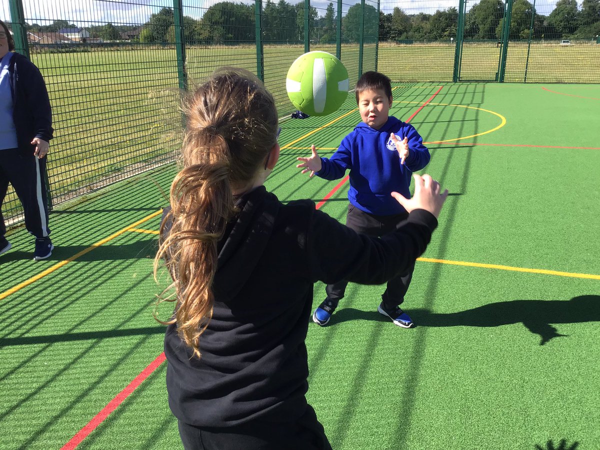 HilderthorpeSch's tweet image. 4CT enjoyed their first outdoor PE lesson, developing our throwing and catching techniques for invasion games #hildyear4 #hildPE @FirstStep_PE