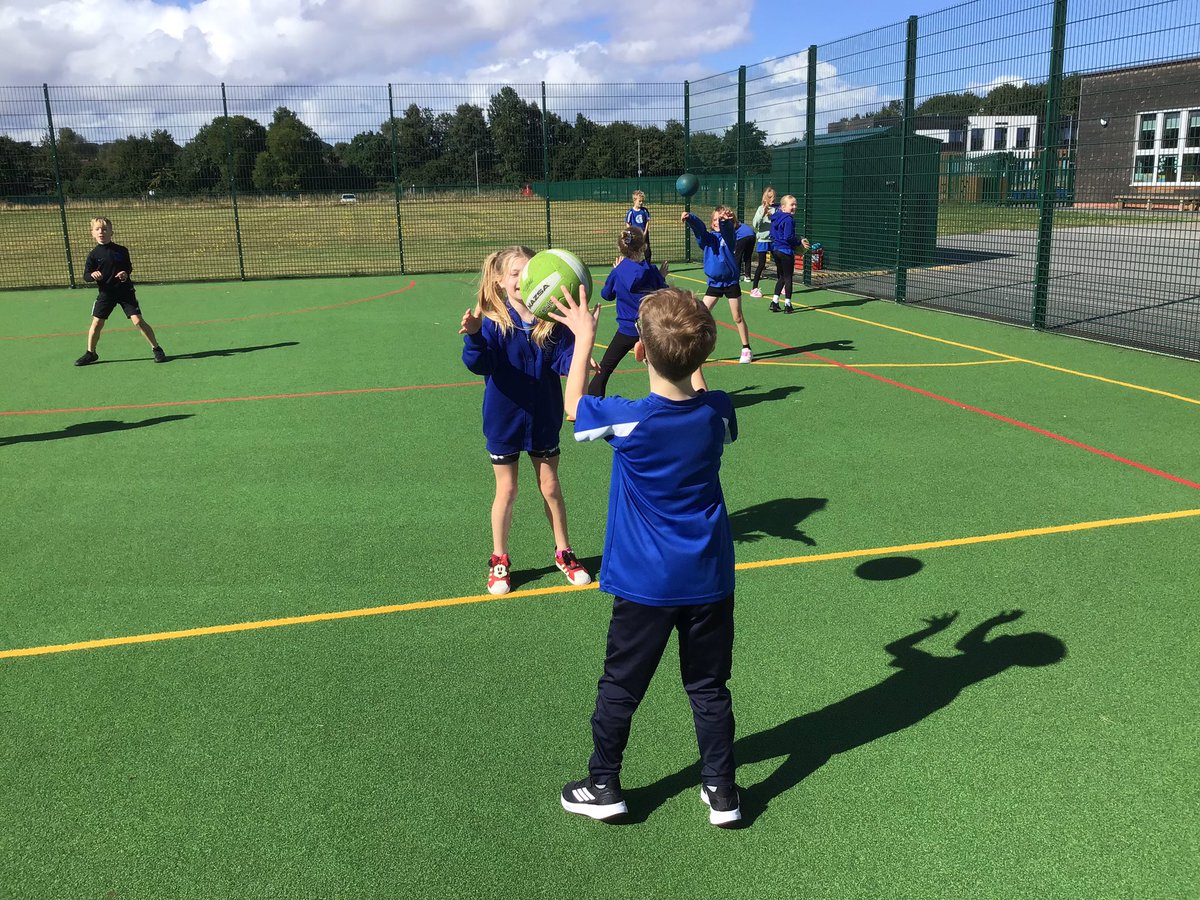 HilderthorpeSch's tweet image. 4CT enjoyed their first outdoor PE lesson, developing our throwing and catching techniques for invasion games #hildyear4 #hildPE @FirstStep_PE
