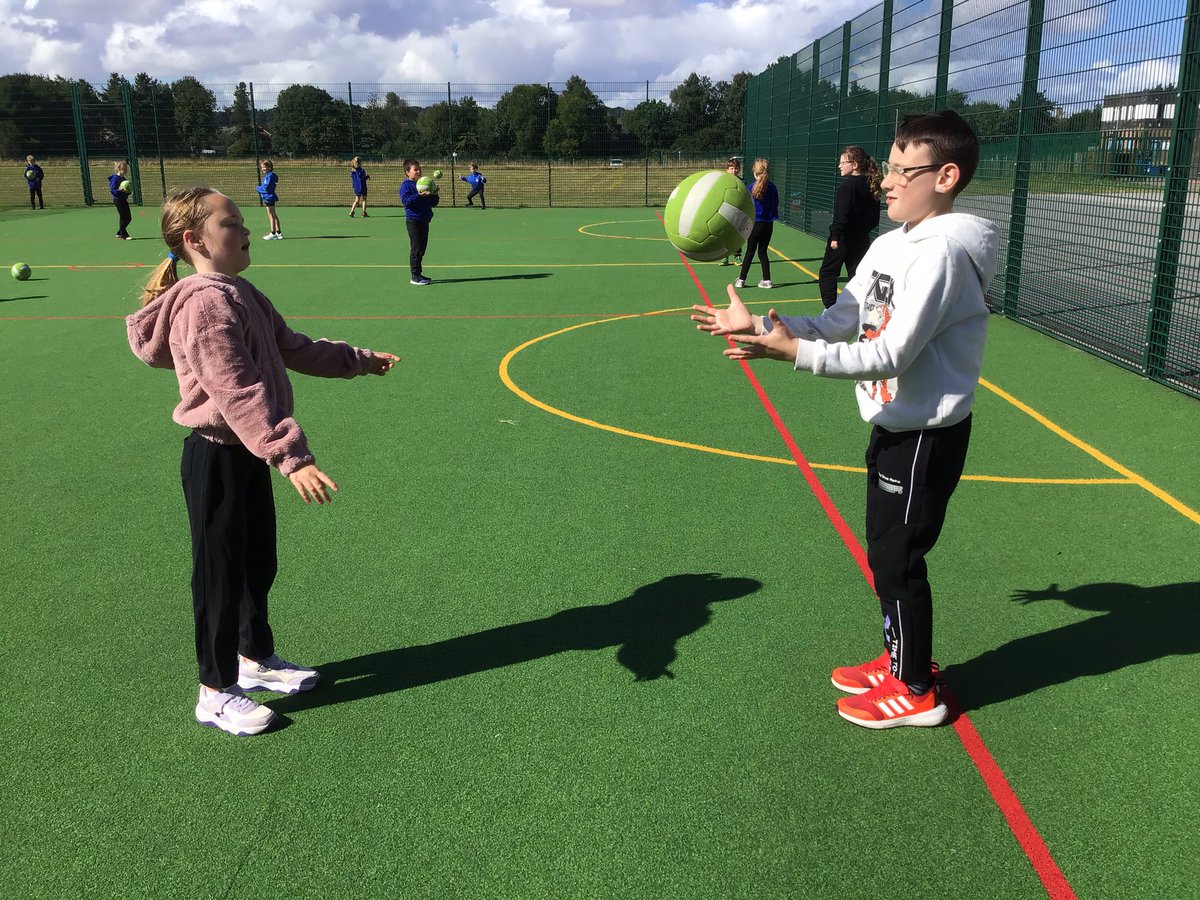 HilderthorpeSch's tweet image. 4CT enjoyed their first outdoor PE lesson, developing our throwing and catching techniques for invasion games #hildyear4 #hildPE @FirstStep_PE