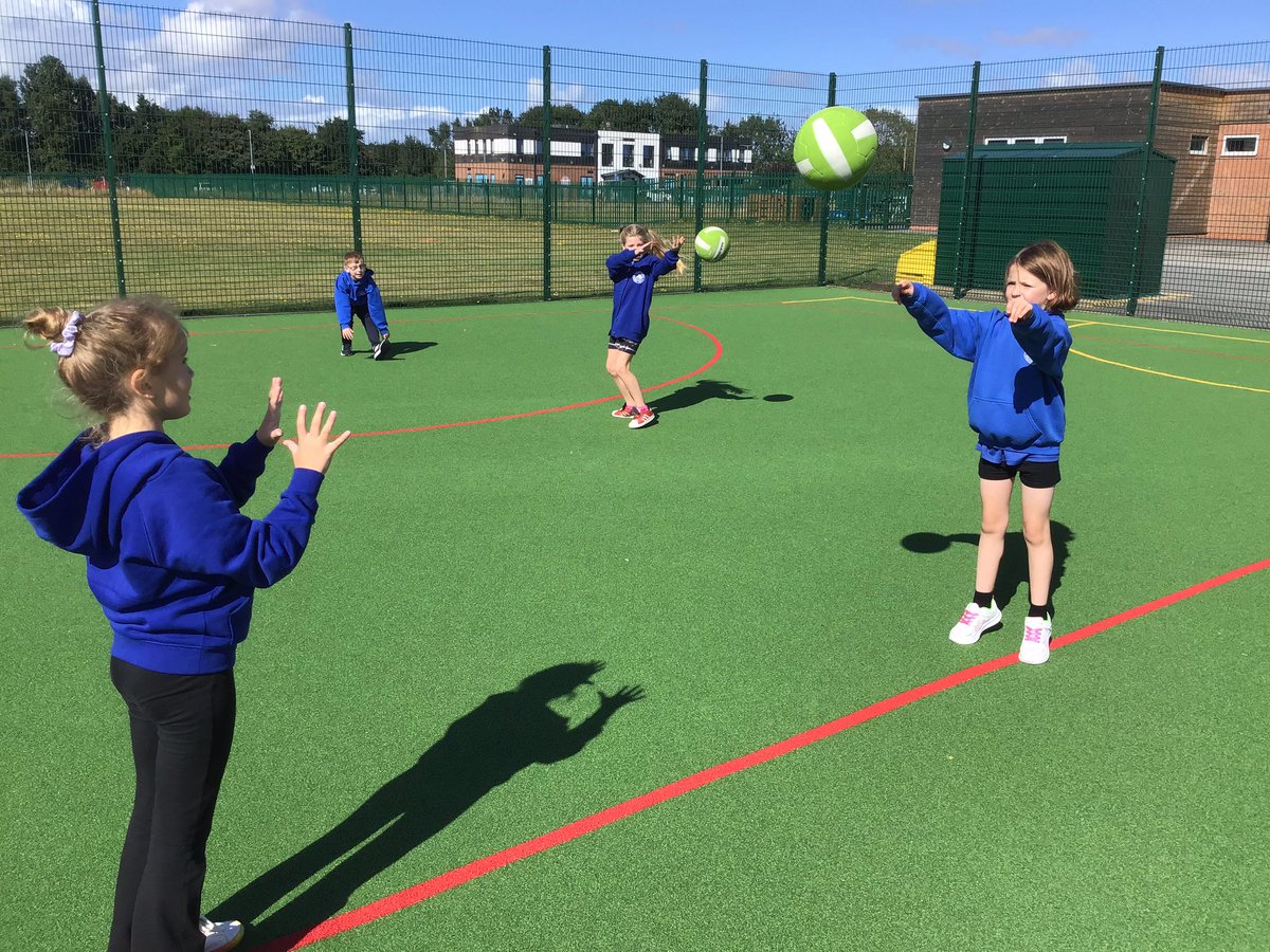 HilderthorpeSch's tweet image. 4CT enjoyed their first outdoor PE lesson, developing our throwing and catching techniques for invasion games #hildyear4 #hildPE @FirstStep_PE