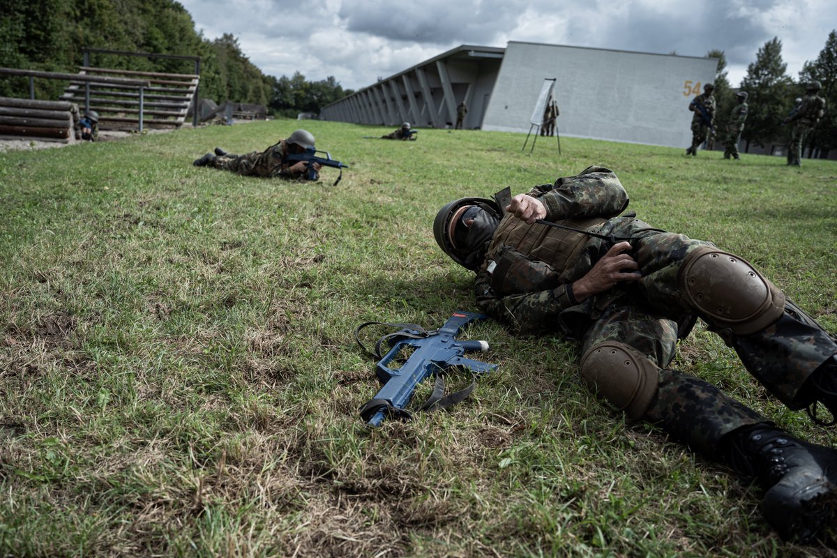 STC_EUMAM_UA's tweet photo. Initial situation: troops in contact! An 🇺🇦 soldier got hit. Now #combat #medical #training is about rapid initial medical measures to save lives. First priority: get under cover! Second step: stop massive bleeding. Save life! #combatlifesaver #tccc #paramedic #naemt https://t.co/9BTuDlji9E