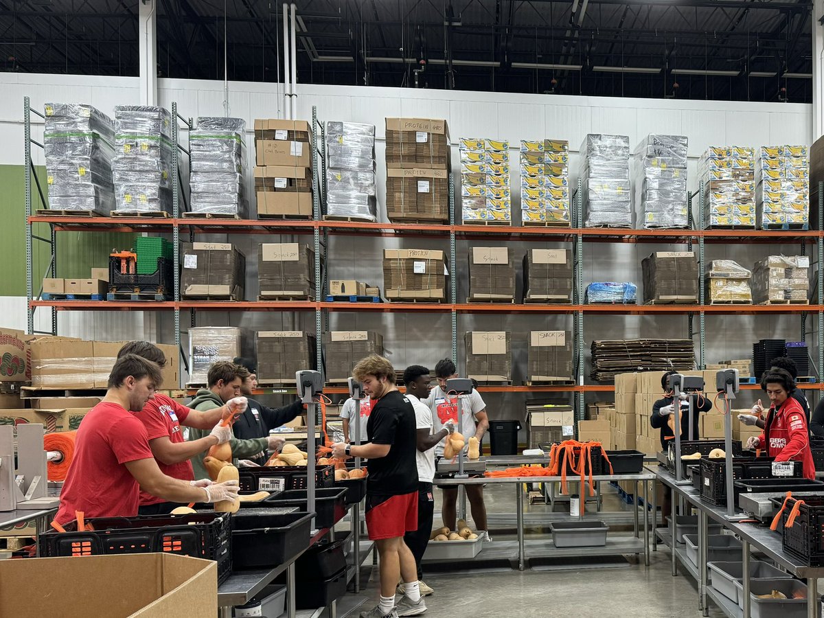 football_ncc's tweet photo. Thank you @ILfoodbank for letting us spend our bye week with you! #GoCards https://t.co/KYDU4Tz2Mh