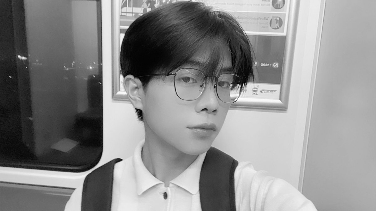 Hyacinthus000's tweet image. (Bi)เป็นหมาเด็กใส่เเว่นคับ หน้าตาพอใช้เป็นintrovertนะครับ เเต่ถ้ามีเเฟนจะติดเเฟนมากคับ ตัวหนาคับ กอดอุ่น เพราะชอบเข้ายิม กินง่าย เลี้ยงง่ายคับ ช่วยเธอเลือกเมนูอาหารได้คับ ชอบเดินจับมือคับ สามารถเปลื่ยนทุกที่เป็นโลกส่วนตัวที่มีเเต่เธอได้คับ มีใครอยากเป็นเจ้าของมั้ย🥹#imaginforyou