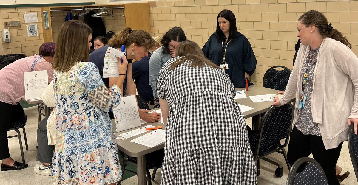 JReinhardEdD's tweet photo. Educators deserve the opportunity to try new practices with colleagues. Here are our @FCPSAdvAcad Gifted Learner 101 participants utilizing the Six Thinking Hats following “chalk talk” style to respond to a prompt #CalibratingOurCourse https://t.co/lB0eZvBHMh