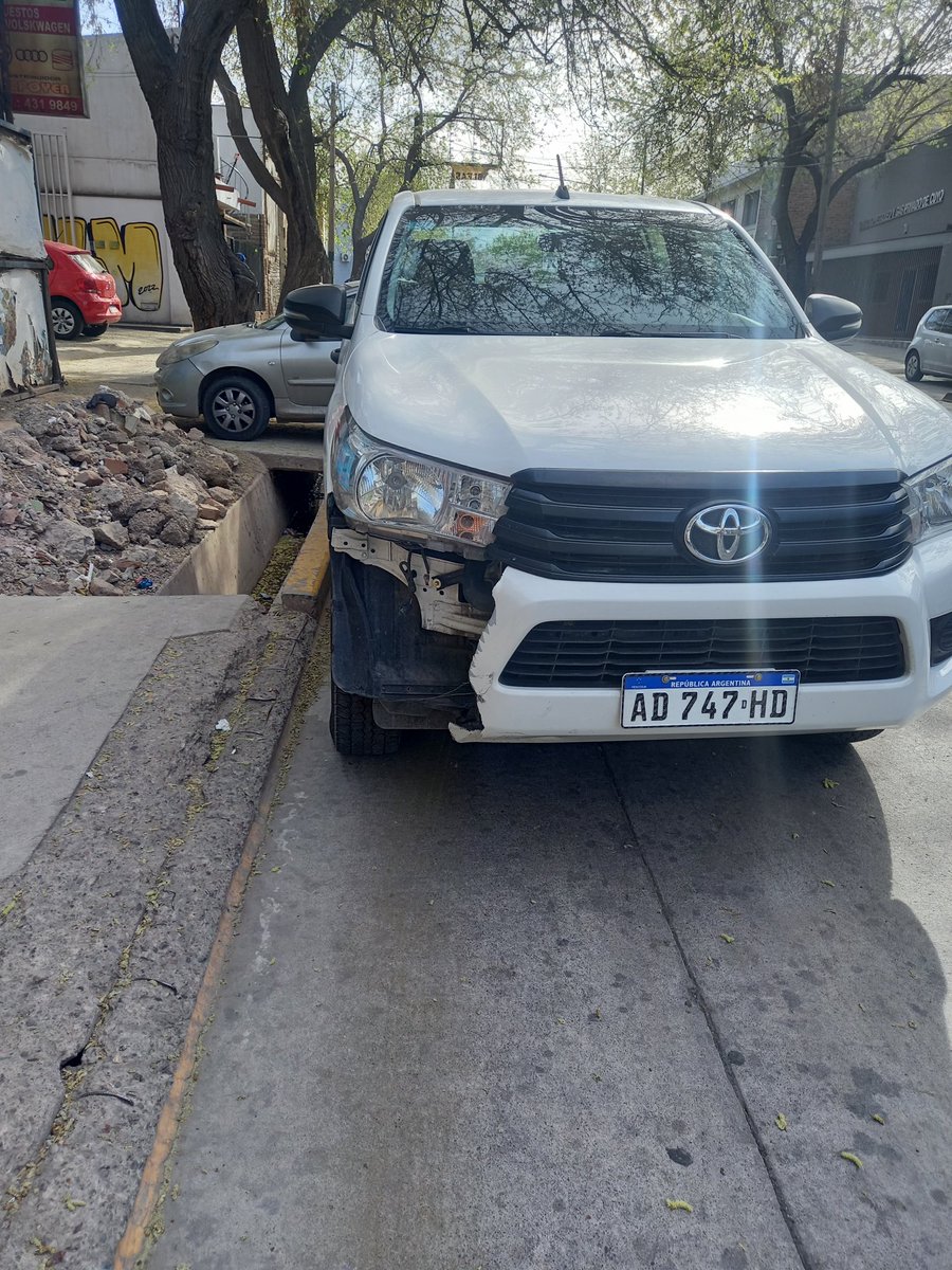 silcattafi's tweet photo. Parece que algunos se perdieron la clase de jardín donde enseñaron el color amarillo... y la del curso de manejo, donde enseñaron que en la parada del colectivo no se debe estacionar 😡 https://t.co/hRqTahdDLE