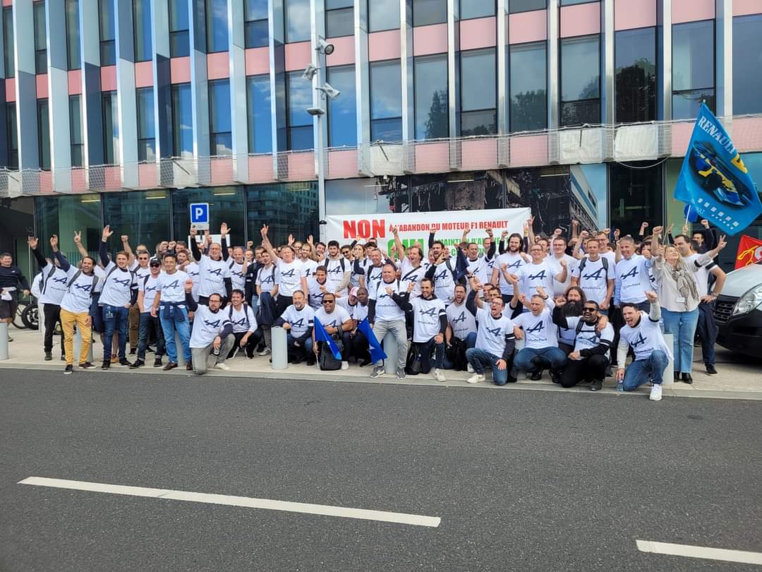 aurlienperoumal's tweet photo. J'étais présent ce matin au #rassemblement unitaire organisé devant le siège de @renaultgroup pour soutenir les salariés d'@AlpineRacing dont l'avenir est toujours en suspens. La #mobilisation se poursuit pour la sauvegarde des emplois et le maintien du site de @virychatillon. https://t.co/KfEnhIJx2K