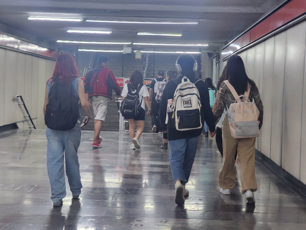 NickyEnBici's tweet photo. Las cosas bonitas que se ven en el metro:
Un indigente venía molestando a la chica del lado derecho (mochila rosa) la de negro se da cuenta y la alcanza, la toma de la mano y saluda como si se conocieran. 
Acto seguido el indigente se fue
@metro #L6 #sororidad https://t.co/qR9moG5WgG