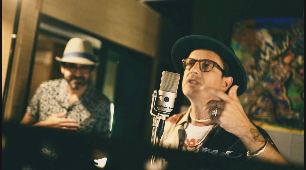 Todavía no os puedo decir la fecha exacta, pero lo que sí os puedo contar es que el próximo single que saldrá en Octubre será, por fin, “Bailemos un bis” con el grandísimo <a href="/CotiOficial/">Coti Sorokin</a> ❤️
No puedo estar más feliz🥳🥳🥳
Millones de gracias, querido Coti!🙏🙏
#coti #daniflaco