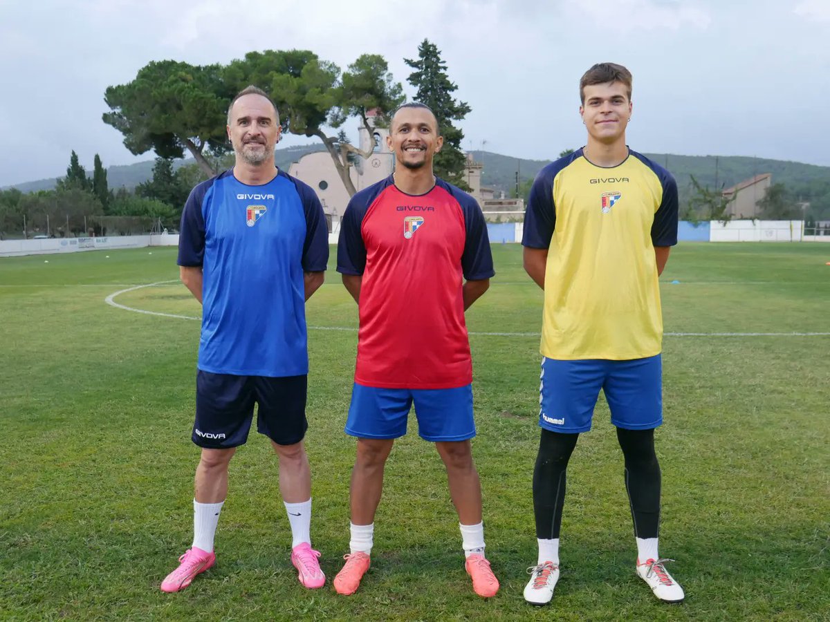 👉La setmana passada vam estrenar les noves equipacions d'entrenament, tant pel cos tècnic (blava), jugadors (vermella) i porters (groga).

Quina us agrada més? 👀

#Arlequinats #Molanta #CFPSPM