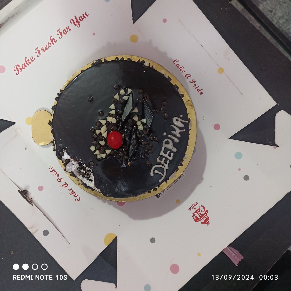 imrajaaa_'s tweet photo. Hey @SwiggyCares! Recently I ordered a Butterscotch Cake*1 and choco Chip cake*1 with a order I'd #185130446640753. But I got the damaged choco chip cake that ruined my friend's bday  party. I also contact the customer support but didn't get any satisfactory solution. 
@Swiggy https://t.co/OIOA19dUWu
