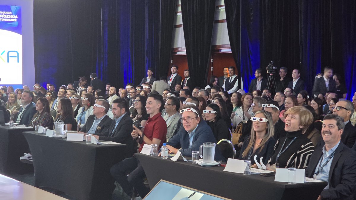 ValoraAnalitik's tweet photo. #CongresoCOLCOB | @Colcob_Colombia sorprendió en el Congreso de Cobranza y BPO con tecnología, en el evento fueron protagonistas las presentaciones en 3D que hicieron pasar un rato divertido a sus asistentes. https://t.co/kccxoYpe3i