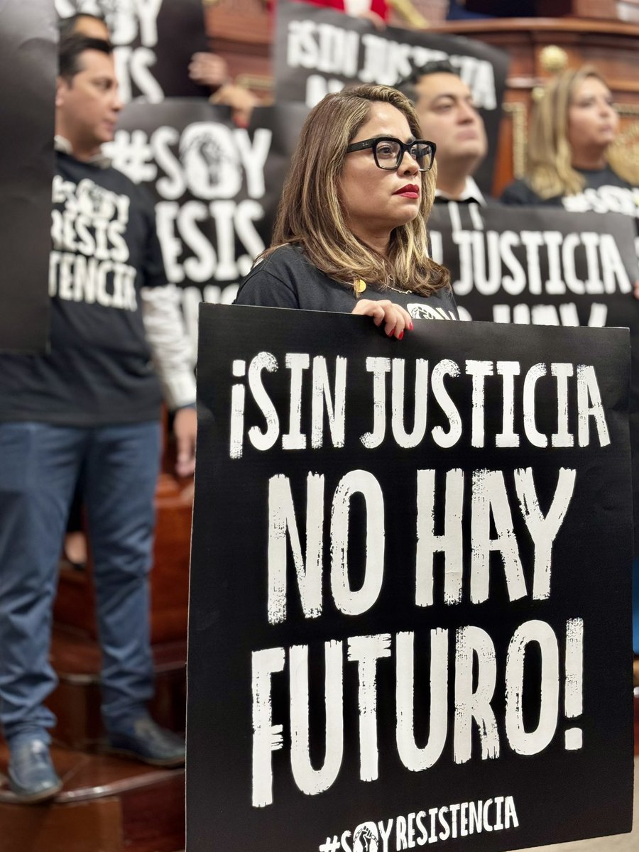 Claudiamontesol's tweet photo. El oficialismo no diáloga, ni escucha. Amenaza, impone y reprime. 

Por eso, los integrantes del @GPPANCDMX votamos en contra de la regresiva reforma al Poder Judicial, y seguiremos alzando la voz con valentía para defender a México. #SomosResistencia https://t.co/Dif6iY2l1T