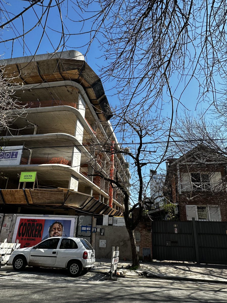 Un edificio atraviesa la manzana con balcones que miran a los jardines de las casas. El desastre urbanístico de Buenos Aires es TOTAL.