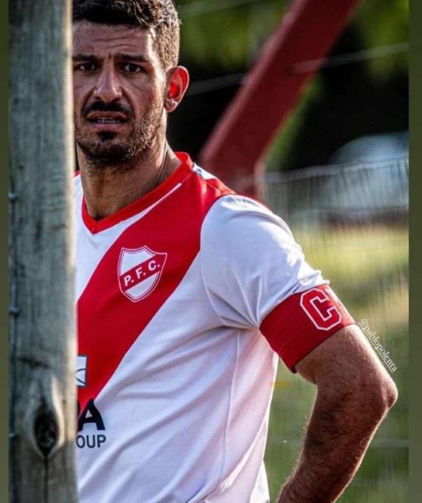 suarezistaCNDF's tweet photo. En el 2016, en el día de la garrafa, le dieron los 3 goles a Polenta porque era el capitán en ese momento. 

Y ahora, en 2024, 8 años después, Peñarol decide abandonar la copa y le dieron los 3 goles a su hermano, Pablo Polenta, por ser el capitán de Piriapolis. 

Increíble. https://t.co/wGwqKzJMI0