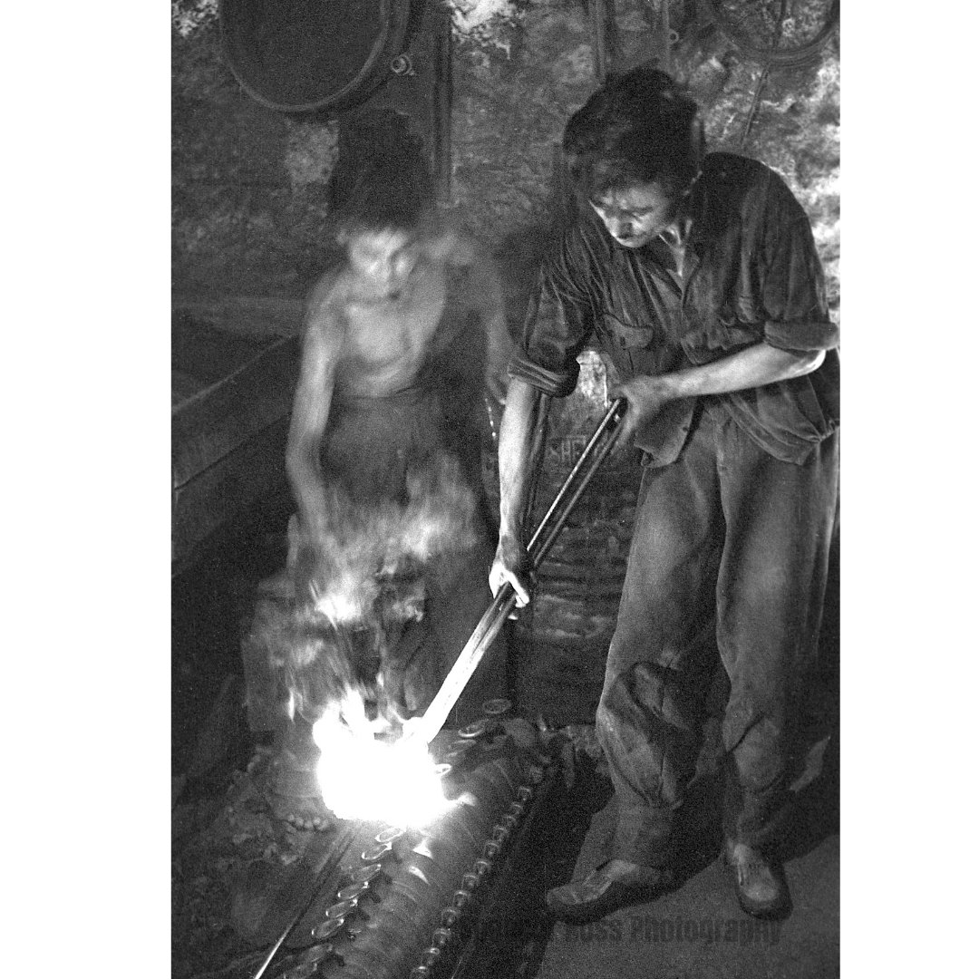 SRoss75years's tweet photo. Metal Workers (South Korea 1957) #photography #blackandwhitephotography #nikonphotography #photooftheday #photographer #SouthKorea #photographer #art #capture #photographylovers #artphotography #artisartcommunity #fineartphotography #75yearsofphotography #spencerross https://t.co/nr09ZlWKXO