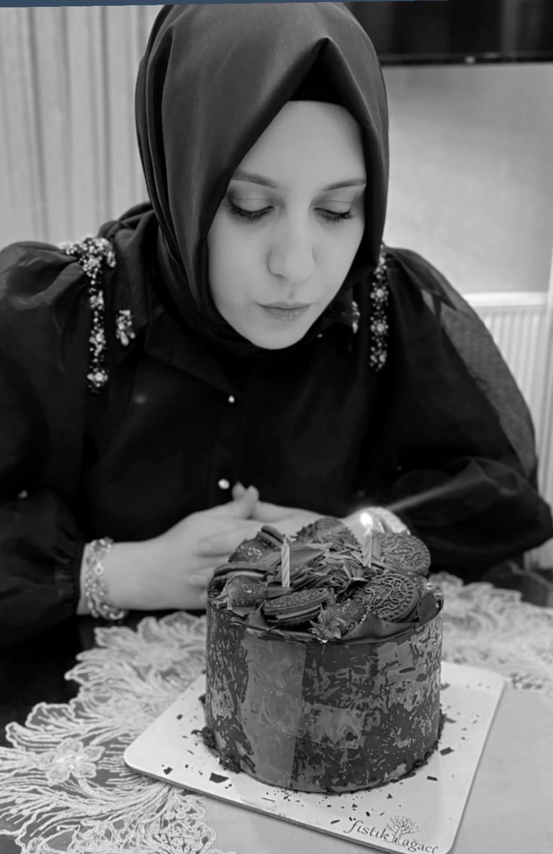 Yol daha ne kadar var bilmiyorum ama şimdiye kadar yaşadıklarıma ve yaşayamadıklarıma üflüyorum bu mumu…
Hoş gel,güzelliklerle gel yeni yaşım🙏💫