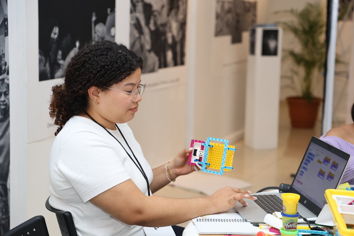 EmbajadaUSAenRD (@embajadausaenrd) on Twitter photo ¡Mujeres en STEM! Nos enorgullese haber financiado el taller de mujeres en robótica, realizado en colaboración con <a href="/ElDominico/">Domínico Americano</a>. 58 estudiantes universitarias participaron en este emocionante taller donde exploraron los fundamentos de la programación y la robótica a través de ¡Mujeres en STEM! Nos enorgullese haber financiado el taller de mujeres en robótica, realizado en colaboración con <a href="/ElDominico/">Domínico Americano</a>. 58 estudiantes universitarias participaron en este emocionante taller donde exploraron los fundamentos de la programación y la robótica a través de