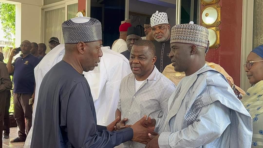honbetara1's tweet photo. Earlier today, I was in Maiduguri and sympathized with the governor, Professor Babagana Umara Zulum, and His Royal Highness Abubakar Ibn Umar Garba Al Amin El-Kanemi Shehu of Borno following the recent devastating flood. 

During this trying moment, we stand united with the government and all the people of Borno, offering our support and solidarity as we navigate the challenges brought by this disaster. - MBA.