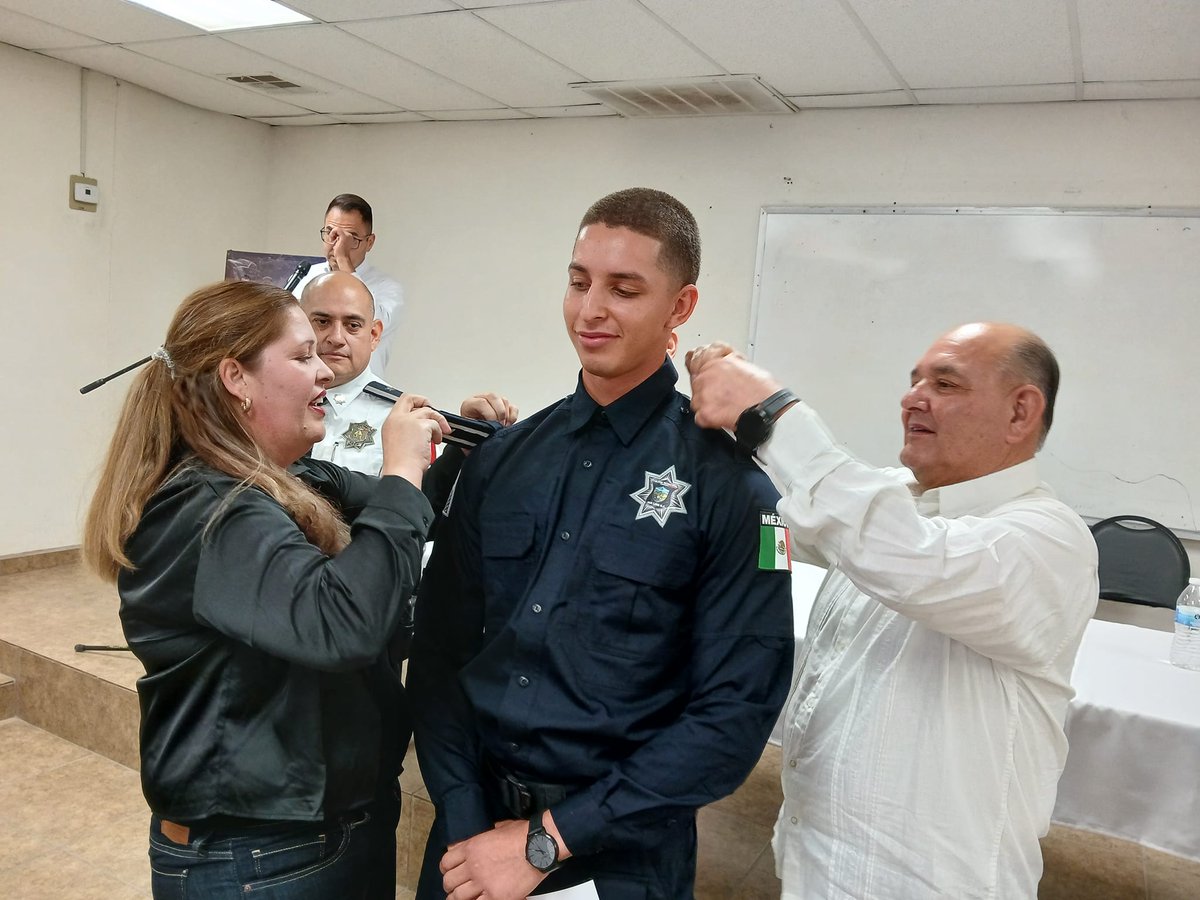 Hoy damos la bienvenida a otros 6 elementos egresados de la Escuela de Policía de San Luis Río Colorado, en siete generaciones logramos integrar a las filas de seguridad a 103 mujeres y hombres que se decidieron por esta riesgosa e incomprendida profesión.
Muchas felicidades
