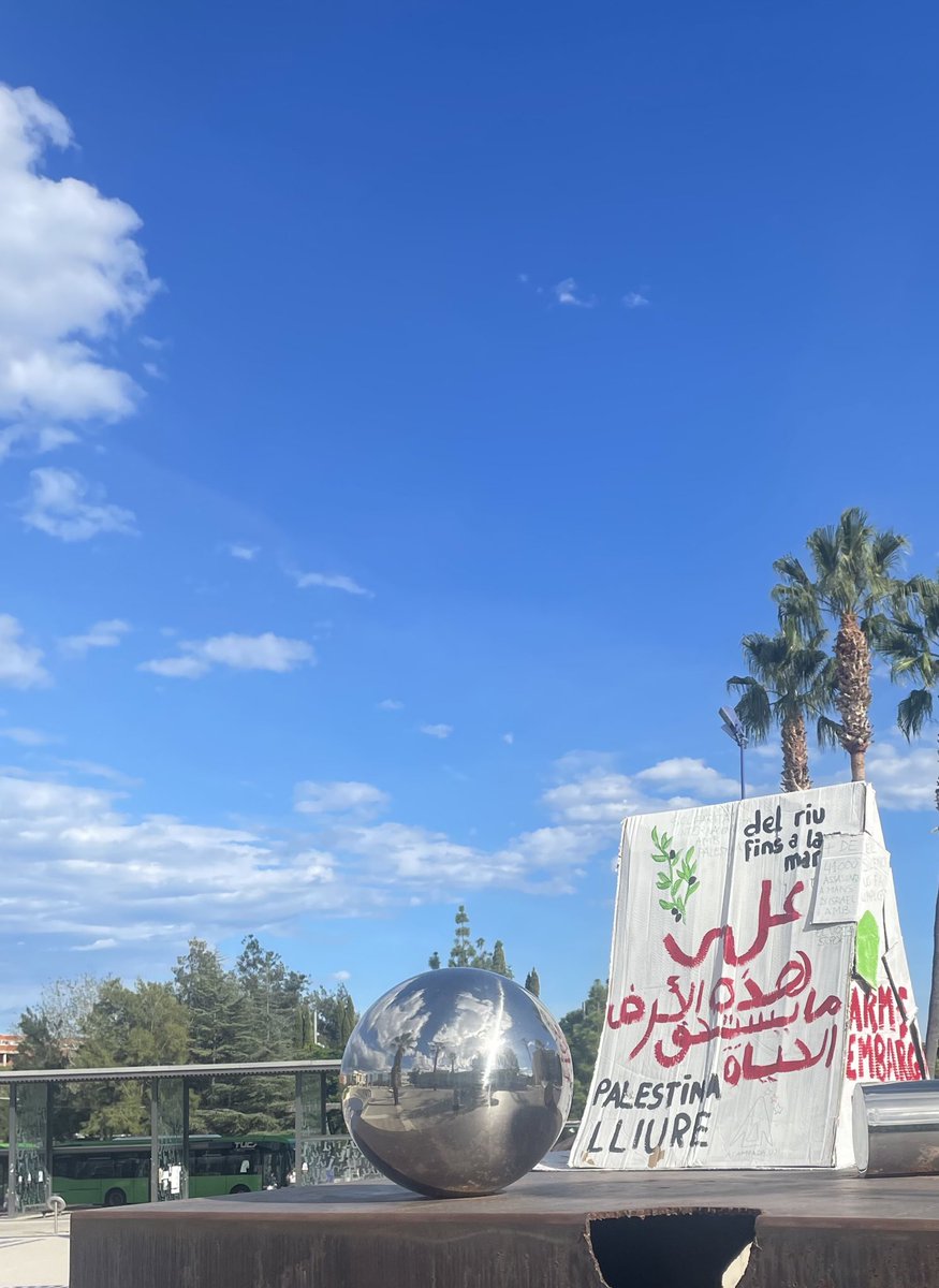 acampadauji's tweet photo. Continuem actives i visibles al campus, exigint a l’UJI que trenque el seu silenci còmplice i reconega oficialment el genocidi a Palestina i els convenis amb empreses que el financen. 

Visca la resistència palestina. 
🇵🇸❤️⛺️
Solidaritat internacionalista amb Palestina. SEGUIREM. https://t.co/8JBzYuruaw