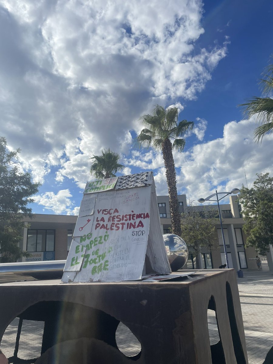 acampadauji's tweet photo. Continuem actives i visibles al campus, exigint a l’UJI que trenque el seu silenci còmplice i reconega oficialment el genocidi a Palestina i els convenis amb empreses que el financen. 

Visca la resistència palestina. 
🇵🇸❤️⛺️
Solidaritat internacionalista amb Palestina. SEGUIREM. https://t.co/8JBzYuruaw