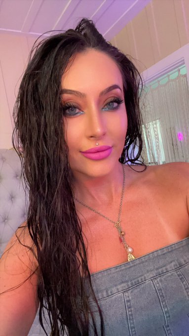 Going on MFC now https://t.co/aFCJsoYFKh